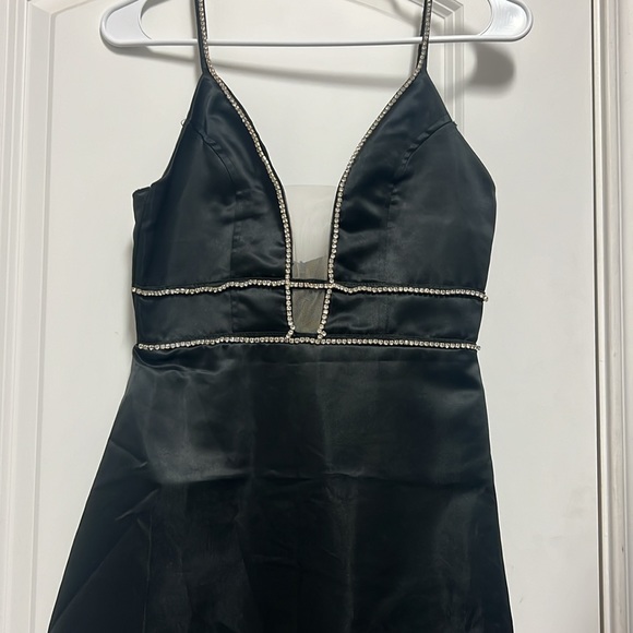 Black dresses - Picture 2 of 3